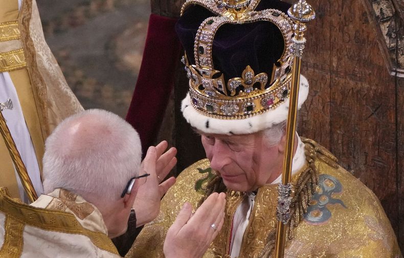 El rey Carlos III de Gran Bretaña es coronado con la corona de San Eduardo por el arzobispo de Canterbury, Justin Welby, en la Abadía de Westminster, Londres, el sábado 6 de mayo de 2023. (Aaron Chown/Pool Photo vía AP)