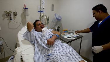 americateve | El fot&oacute;grafo freelance de Associated Press Marco Ugarte yace en un hospital en ciudad de M&eacute;xico, el martes 10 de junio de 2014. Ugarte sufri&oacute; factura en su rostro al ser atacado por enmascarados cuando cubr&iacute;a una marcha convoca