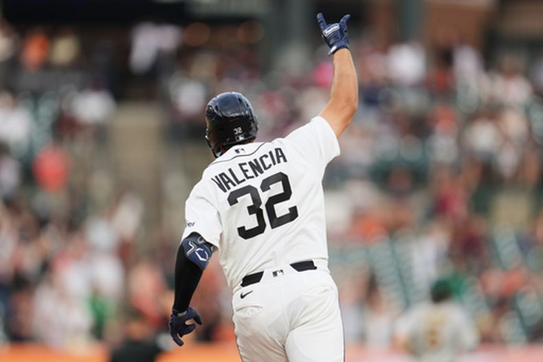Eduardo Valencia, de los Tigres de Detroit, dobla por la primera base tras conectar un jonrón contra los Atléticos, durante la séptima entrada de un partido de béisbol, el jueves 9 de julio de 2026, en Detroit. (Foto AP/Paul Sancya)