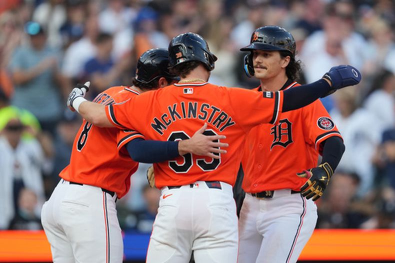 James Outman (derecha), de los Tigres de Detroit, celebra su jonrón de tres carreras con Matt Vierling (8) y Zach McKinstry (39) contra los Astros de Houston durante la cuarta entrada de un partido de béisbol, el viernes 26 de junio de 2026, en Detroit. (Foto AP/Paul Sancya)