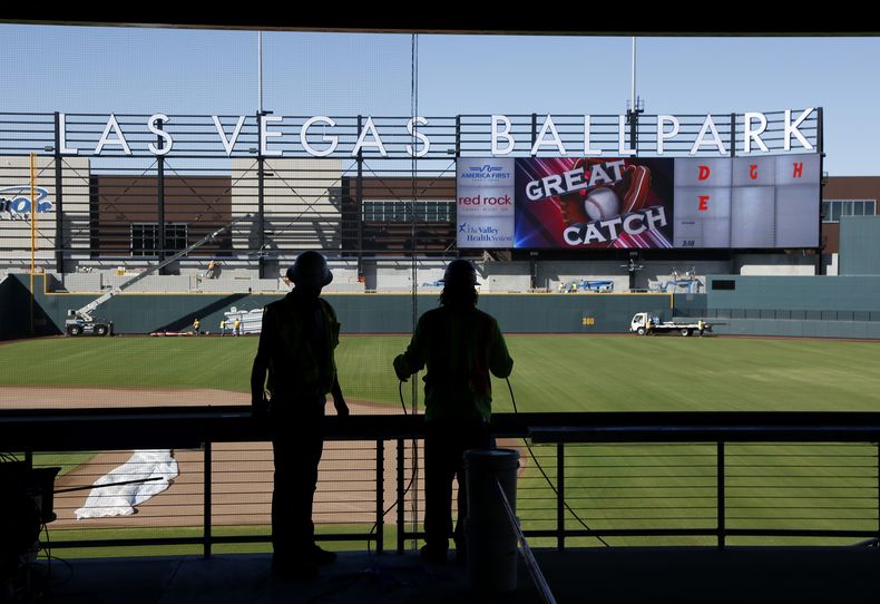 ARCHIVO - Fto dle 28 de marzo del 2019, trabajadores continúan la construcción del nuevo parque en Las Vegas. El jueves 16 de noviembre del 2023, los dueños aprueban la reubicación de los Atléticos de Oakland a Las Vegas. (AP Foto/John Locher, Archivo)