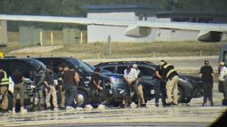 Foto obtenida por The Associated Press que muestra a personas detenidas por la agencia de inmigración ICE en el Aeropuerto Internacional Portsmouth en Pease, Nueva Hampshire, el 16 de agosto del 2025. (AP foto)