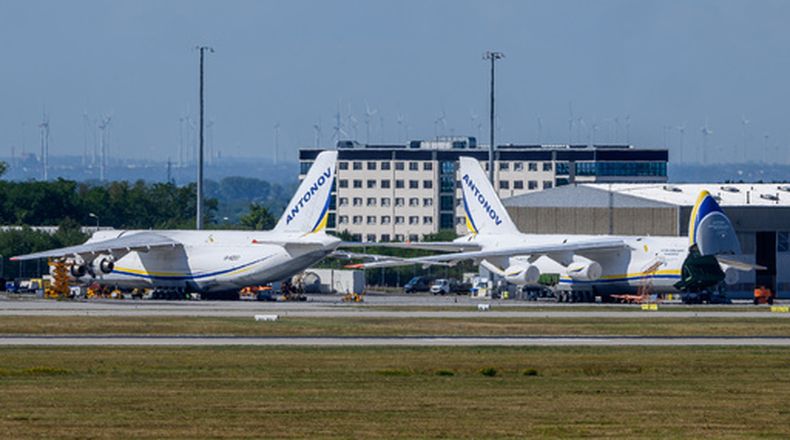 Aeronaves ucranianas Antonov estacionadas detrás de una cerca en los terrenos del Aeropuerto Leipzig/Halle, donde se realizan investigaciones tras el incidente con un dron ocurrido en las primeras horas de la mañana del miércoles, en Schkeuditz, Alemania, el jueves 6 de agosto de 2026. (Hendrik Schmidt/dpa vía AP)