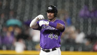 Elehuris Montero, de los Rockies de Colorado, hace un gesto a la banca tras alcanzar la segunda base en el quinto inning del juego de la MLB que enfrentó a su equipo con los Padres de San Diego, el 31 de julio de 2023, en Denver. (AP Foto/David Zalubowski)