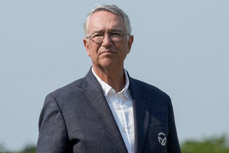ARCHIVO - El empresario mexicano Ricardo Salinas Pliego, fundador y presidente del Grupo Salinas, observa durante la ceremonia de premiación del torneo de golf Mexico Open en Puerto Vallarta, México, el 30 de abril de 2023. (Foto AP/Moisés Castillo, Archivo)
