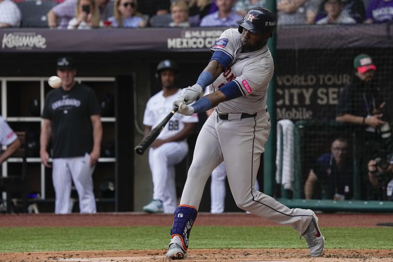 El cubano de los Astros de Houston Yordan Alvarez conecta un jonrón de dos carreras en el tercer episodio del juego ante los Rockies de Colorado en la Ciudad de México el sábado 27 de abril del 2024. (AP Foto/Fernando Llano)