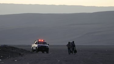 Migrantes son escoltados por la policía peruana para regresar a la frontera con Chile, en Tacna, Perú, el viernes 28 de abril de 2023. (AP Foto/Martín Mejía)