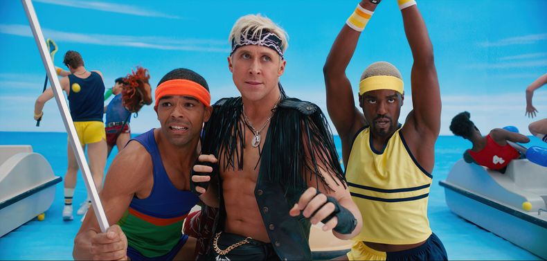 En esta imagen proporcionada por Warner Bros. Pictures, Kingsley Ben-Adir, de izquierda a derecha, Ryan Gosling y Ncuti Gatwa en una escena de Barbie. (Warner Bros. Pictures via AP)