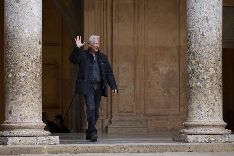 El actor Richard Gere llega a una sesión fotográfica durante una conferencia de prensa antes de la ceremonia de los Premios Goya de Cine en Granada, España, el viernes 7 de febrero de 2025. Richard Gere recibirá el premio Goya Internacional 2025. (Foto AP/Fermin Rodriguez)