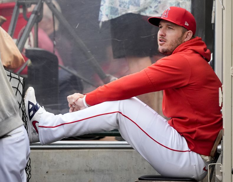 ARCHIVO - En foto del 7 de junio del 2024, el jardinero central de los Angelinos de Los Ángeles, Mike Trout, se sienta en el dugout durante la segunda entrada de un juego de béisbol contra los Astros de Houston, en Anaheim, California. El jueves 1 de agosto del 2024, Trout confirma que necesita una segunda cirugía en el menisco y quedará fuera toda la temporada. (AP Foto/Ryan Sun, Archivo)