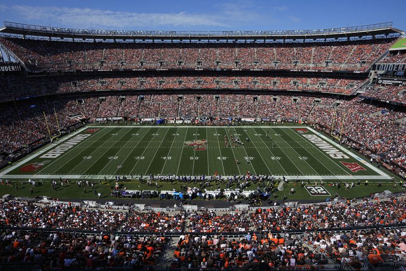 ARCHIVO - El estadio de los Browns de Cleveland durante un juego de la NFL entre los Ravens de Baltimore y los Browns de Cleveland, el domingo 1 de octubre de 2023, en Cleveland. (AP Foto/Sue Ogrocki, Archivo)