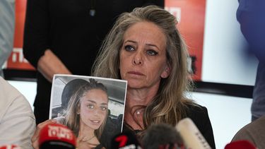 Keren Schem, madre de Mia Schem, una joven israelí que fue secuestrada por milicianos de Hamas y llevada a la Franja de Gaza, en conferencia de prensa en Tel Aviv el 7 de octubre de 2023. (Foto AP/Ohad Zwigenberg)