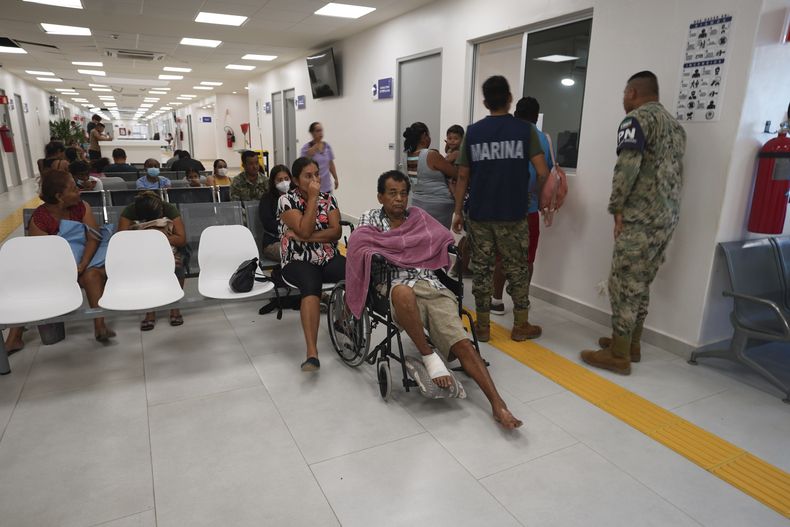 Pacientes a la espera de ser atendidos en una clínica médica tras la devastación que dejó el paso del huracán Otis, en Acapulco, México, el sábado 11 de noviembre de 2023. (AP Foto/Marco Ugarte)