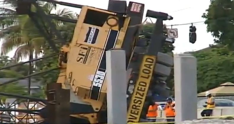 Una grúa se volcó sobre el tendido eléctrico y provocó un verdadero caos en el área.