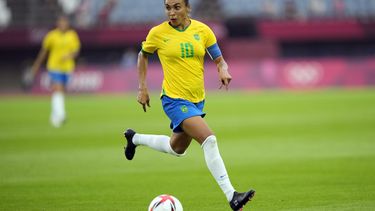 ARCHIVO - Foto del 21 de julio del 2021, la futbolista brasileña Marta gambetea el balón en el duelo ante China ante los Juegos Olímpicos 2020. (AP Foto/Andre Penner, File)