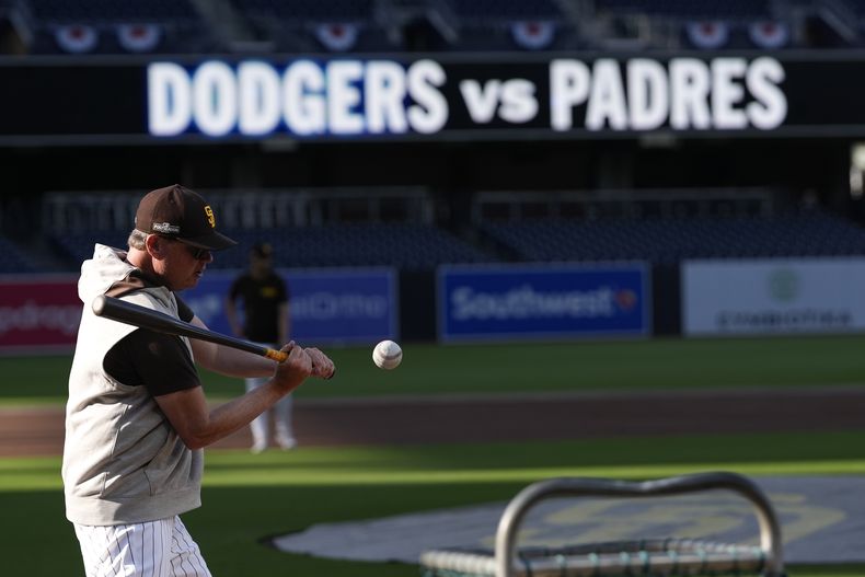 El mánager de los Padres de San Diego Mike Shildt durante un práctica de bateo previo al tercer juego de la serie divisional contra los Dodgers de Los Ángeles, el lunes 7 de octubre de 2024. (AP Foto/Gregory Bull)