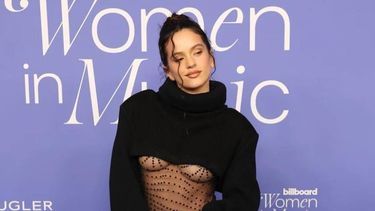 el exotico vestido de rosalia resalto ayer en los billboard women in music