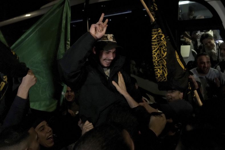 El palestino Abdulkareem Abu Mustafa saluda en la ciudad cisjordana de Ramala tras ser liberado por Israel el viernes 1 de diciembre de 2023. (AP Foto/Nasser Nasser)