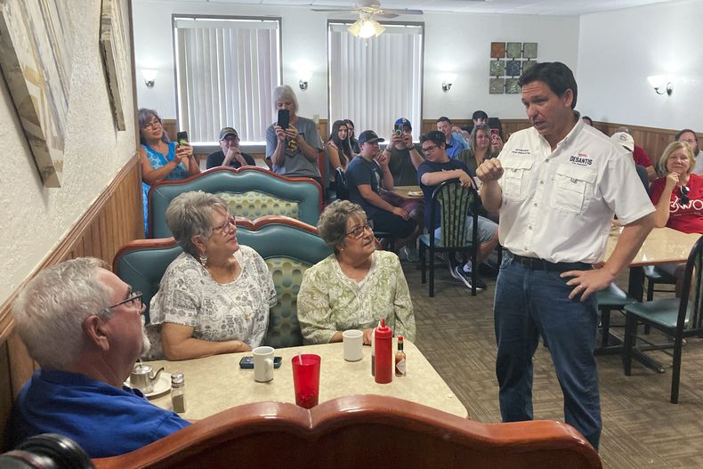El gobernador de Florida y precandidato presidencial republicano Ron DeSantis conversa con clientes en el Restaurante Vinton Family en Vinton, Iowa, el sábado 5 de agosto de 2023. (AP Foto/Thomas Beaumont)