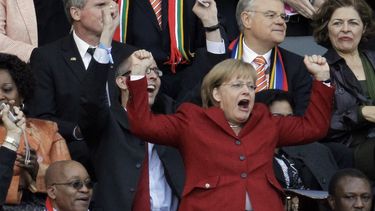 americateve | En esta foto del 3 de julio de 2010, la Canciller alemana Angela Merkel salta junto al presidente sudafricano Jacob Zuma, durante un partido de cuartos de final entre la selecci&oacute;n de su pa&iacute;s y Argentina, en Ciudad del Cabo (AP Foto/Gero Brel
