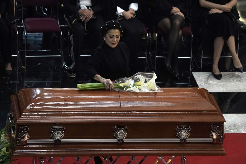 Alejandra Guzmán coloca un ramo de alcatraces en el ataúd que contiene los restos de su madre, la actriz mexicana Silvia Pinal, durante su funeral en el Palacio de Bellas Artes, en la Ciudad de México, el sábado 30 de noviembre de 2024. Pinal, actriz de la Época de Oro del cine mexicano de las décadas de 1940 y 1950, falleció el jueves. Tenía 93 años. (Foto AP/Aurea Del Rosario)