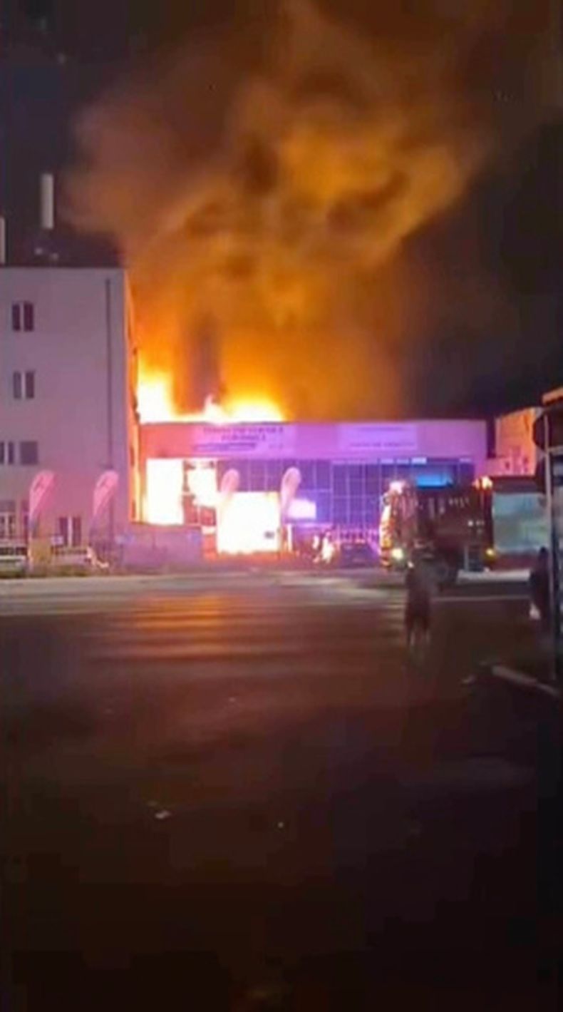 Foto de video entregado por el Servicio de Inteligencia de Rumania que muestra el incendio en un sitio industrial en el condado Brasov de Rumania, el 14 de septiembre del 2026. (Servicio de Inteligencia de Rumania via AP)
