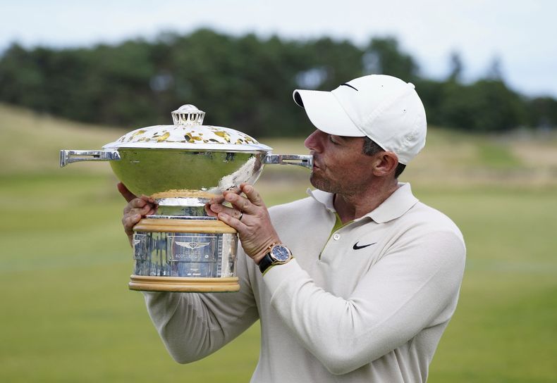 Rory McIlroy besa el trofeo de campeón del Abierto de Escocia, el domingo 16 de julio de 2023, en North Berwick. (Jane Barlow/PA vía AP)