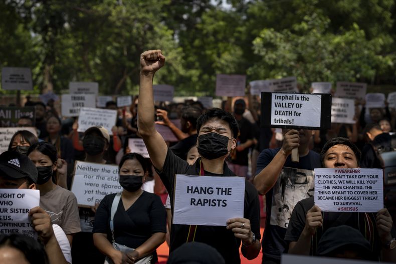 Manifestantes del grupo tribal kuki gritan consignas durante una protesta contra los mortales enfrentamientos étnicos en Manipur, en el noreste de la India, el sábado 22 de julio de 2023. (AP Foto/Altaf Qadri)