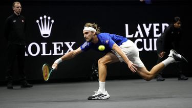 Stefanos Tsitsipas del Equipo de Europa regresa una pelota en el encuentro ante Thanasi Kokkinakis del Equipo del Mundo en la Copa Laver el viernes 20 de septiembre del 2024. (AP Foto/Ebrahim Noroozi)