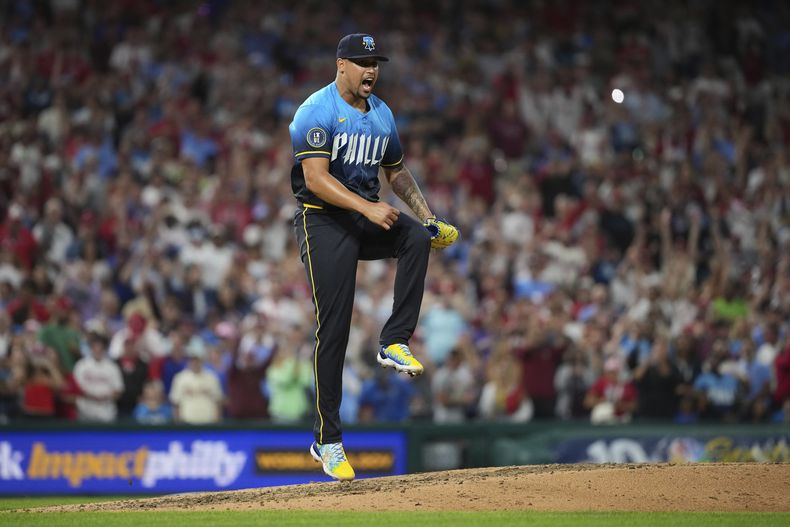 El dominicano Jhoan Durán, de los Filis de Filadelfia, festeja tras la victoria sobre los Bravos de Atlanta, el viernes 24 de agosto de 2025 (AP Foto/Matt Slocum)