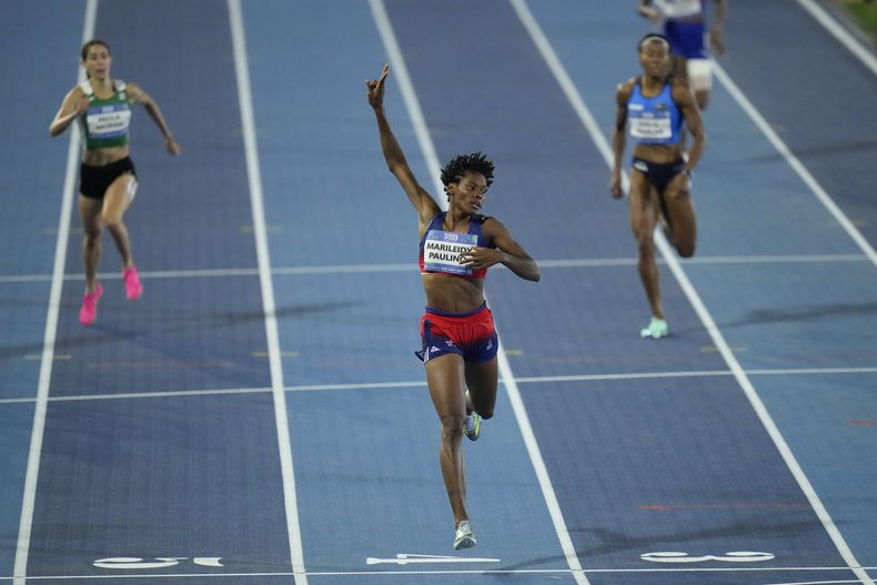 Marileidy Paulino festeja al conquistar los 400 metros en los Juegos Centroamericanos y del Caribe de San Salvador, el jueves 6 de julio de 2023 (AP foto/Arnulfo Franco)