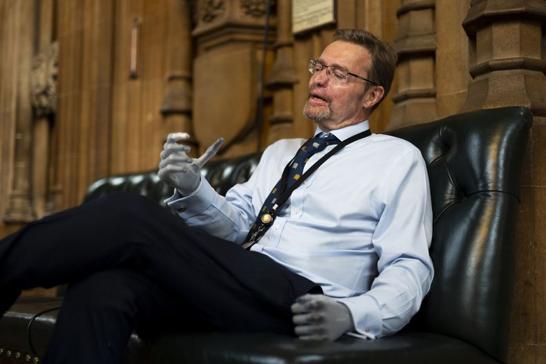 El legislador conservador Craig Mackinlay durante una entrevista en el vestíbulo central del Palacio de Westminster, Londres, el miércoles 22 de mayo de 2024. Mackinlay volvió a trabajar seis meses después de que la sepsis lo dejó en coma y con manos y pies amputados. (Jordan Pettitt/PA vía AP)