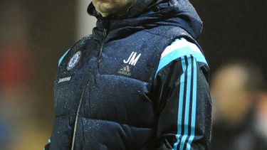americateve | El t&eacute;cnico de Chelsea, Jos&eacute; Mourinho, observa un partido contra Shrewsbury Town por la Copa de Liga el martes, 28 de octubre de 2014, en Shrewsbury, Inglaterra. (AP Photo/Rui Vieira)