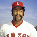 ARCHIVO - El lanzador de los Medias Rojas de Boston Luis Tiant posa para una foto en 1974. (AP Foto/Phil Sandlin)