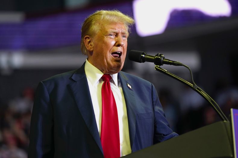 ARCHIVO - El virtual candidato presidencial republicano, el expresidente Donald Trump, habla en un mitin de campaña, el 22 de junio de 2024, en la Universidad de Temple, en Filadelfia. (AP Foto/Chris Szagola, Archivo)