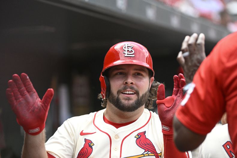 Alec Burleson, de los Cardenales de San Luis, festeja tras conectar un jonrón de dos carreras en la sexta entrada del duelo ante los Gigantes de San Francisco, el sábado 22 de junio de 2024 (AP Foto/Joe Puetz)