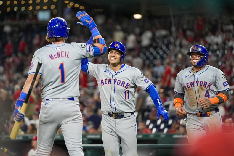 José Iglesias (11) celebra después de batear jonrón de dos carreras con Jeff McNeil (1) y Francisco Álvarez (4) durante la 10ma entrada del juego de béisbol en contra de los Nacionales de Washington, en Nationals Park, el lunes 1 de julio de 2024, en Washington. (AP Foto/Alex Brandon)