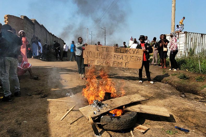 Una hoguera arde durante una protesta de trabajadores de salud y primera línea ante el Centro de Tratamiento de Ébola de Elikya en Bunia, República Democrática del Congo, el sábado 25 de julio de 2026. (AP Foto/Constant Same Bagalwa)