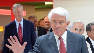 americateve | El Presidente de la Cámara de Comercio de Estados Unidos visitó en Cuba uno de los negocios privados autorizados recientemente por el régimen. El viaje de esta comitiva estadounidense ha provocado la reacción del exilio de Miami y de opositores que viven