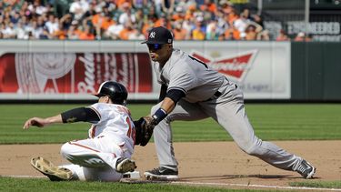 americateve | El yanqui Mart&iacute;n Prado (der) pone out a Kelly Johnson, de los Orioles, en la tercera base el 12 de septiembre del 2014 en Baltimore. El venezolano sufre de apendicitis y estar&aacute; inactivo al menos dos meses. (AP Photo/Patrick Semansky)