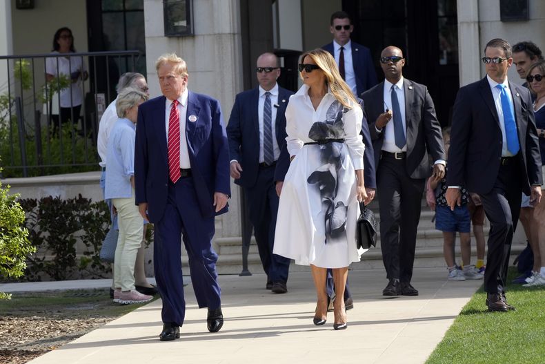 El precandidato presidencial republicano Donald Trump y la ex primera dama Melania Trump salen tras votar en las elecciones primarias de Florida en Palm Beach, Florida, el martes 19 de marzo de 2024. (AP Foto/Wilfredo Lee)