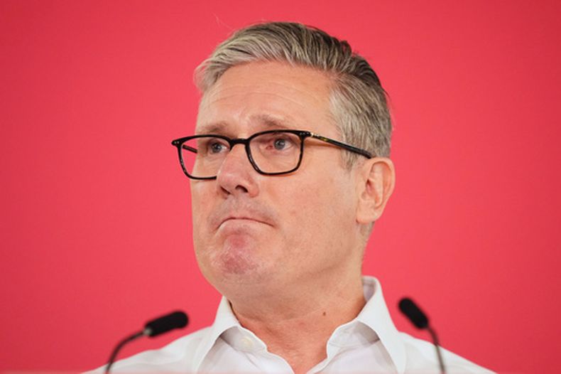 El primer ministro británico, Keir Starmer, hace una pausa durante un discurso en el centro vecinal de Coin Street en Waterloo, Londres, el lunes 11 de mayo de 2026. (James Manning/PA via AP)