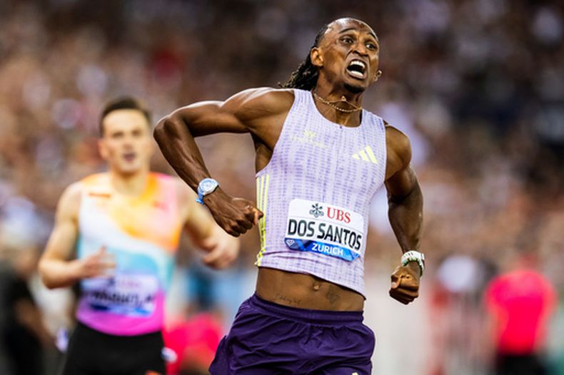 El brasileño Alison dos Santos celebra tras ganar y batir el récord mundial de los 400 metros con vallas, el jueves 27 de agosto de 2026, en Zúrich. (Jean-Christophe Bott/Keystone vía AP)