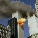 ARCHIVO - En esta foto de archivo del 11 de septiembre de 2001, el vuelo 175 de United Airlines choca contra la torre sur del World Trade Center en Nueva York mientras sale humo de la torre norte. (AP Foto/Chao Soi Cheong, archivo)