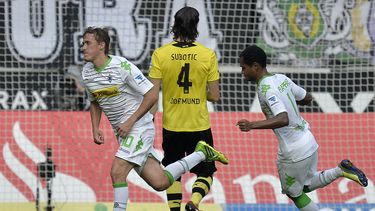 americateve | Los jugadores de Moenchengladbach, Max Kruse, izquierda, y Raffael, derecha, festejan un gol contra Borussia Dortmund en la Bundesliga el s&aacute;bado, 5 de octubre de 2013, en Moenchengladbach, Alemania. (AP Photo/Martin Meissner)