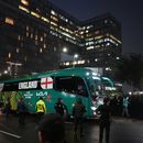 El equipo de la selección inglesa arriba al hotel de la Ciudad de México en la ronda de octavos de final de la Copa Mundial el viernes 3 de julio del 2026. (AP Foto/Eduardo Verdugo)