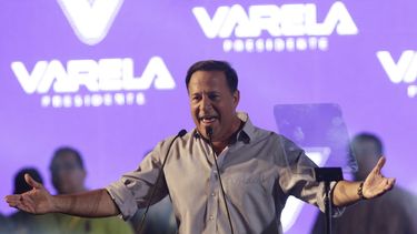 americateve | ARCHIVO - Foto de archivo, 27 de abril de 2014, del entonces candidato presidencial paname&ntilde;o Juan Carlos Varela en un acto electoral en Ciudad de Panam&aacute;. Varela, ahora presidente electo, dijo el martes 6 de mayo de 2014 que invit&oacute; al