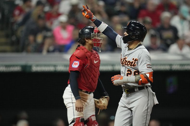 El puertorriqueño Javier Báez, de los Tigres de Detroit, festeja tras conectar un jonrón en el encuentro del sábado 19 de agosto de 2023, ante los Guardianes de Cleveland (AP Foto/Sue Ogrocki)