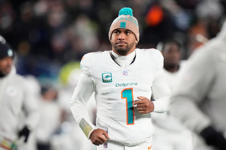 Tua Tagovailoa, quarterback de los Dolphins de Miami, durante el prime tiempo del partido contra los Patriots de Nueva Inglaterra, el 4 de enero de 2026, en Foxborough, Massachusetts. (AP Foto/Robert F. Bukaty)