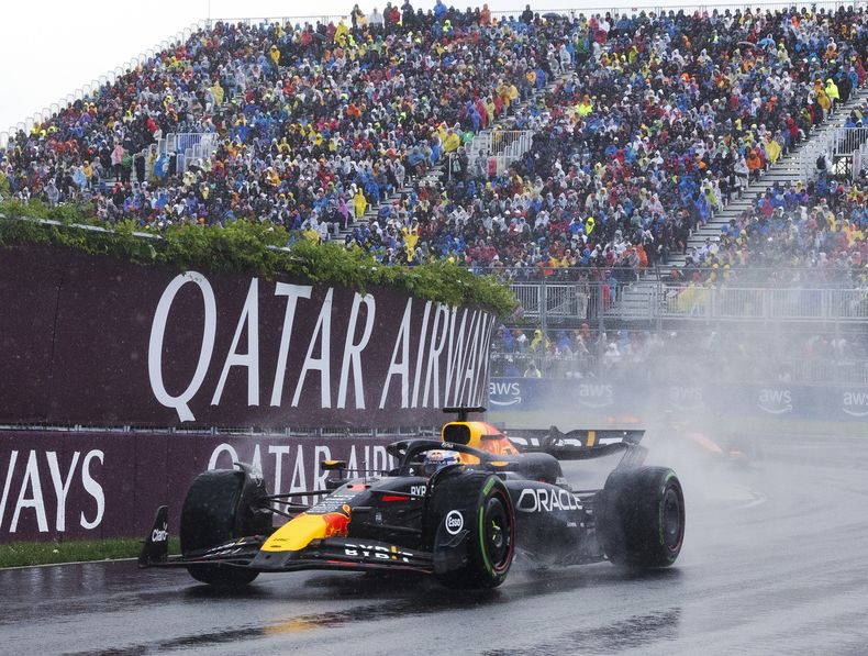 El piloto holandés de Red Bull, Max Verstappen conduce por la esquina Senna en el Gran Premio de Canadá en la Formula 1, en Montreal, el domingo 9 de junio de 2024. (Ryan Remiorz/The Canadian Press via AP)
